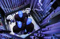 Blue_Man_Group_Performances_Use_Wildfire_Paints_to_Create_Stunning_Visual_Effects_On_stage
